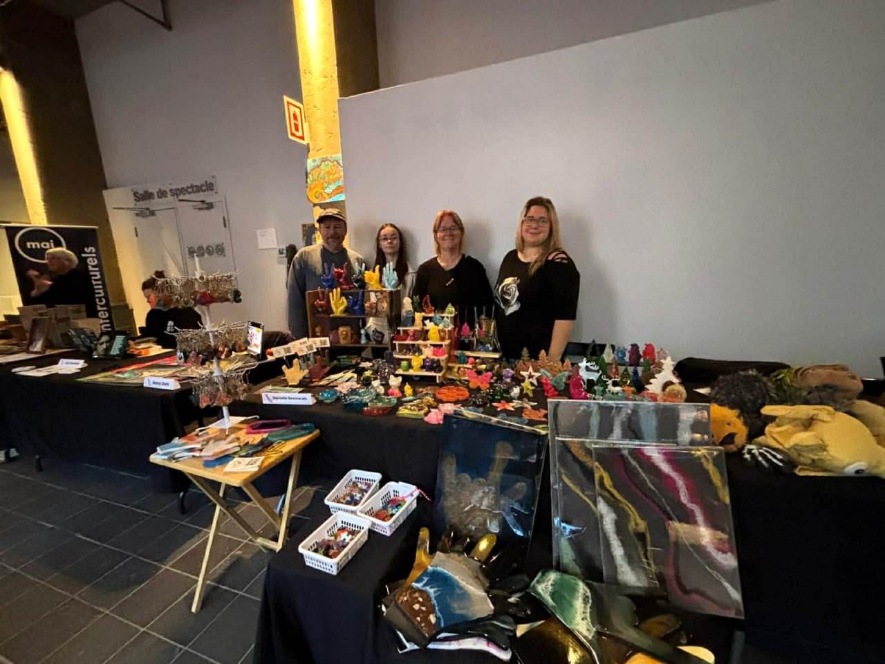 EPOXY & BOIS creations displayed at an indoor exhibition